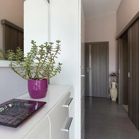 Modern And Spacious דירה