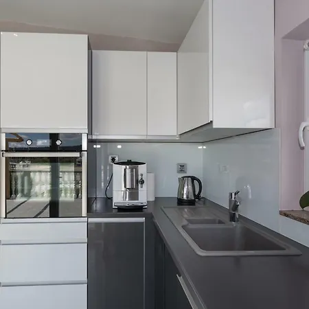 Modern And Spacious דירה
