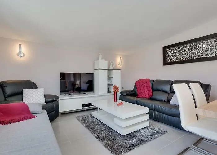 Apartment Modern And Spacious *