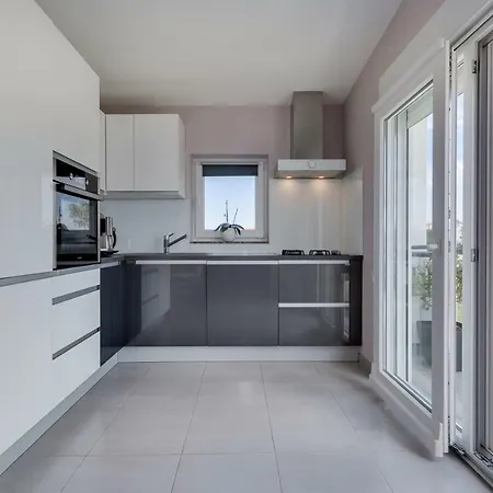 Modern And Spacious Lägenhet