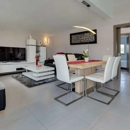 Lägenhet Modern And Spacious Bibinje