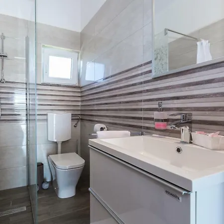 Modern And Spacious Apartment Bibinje