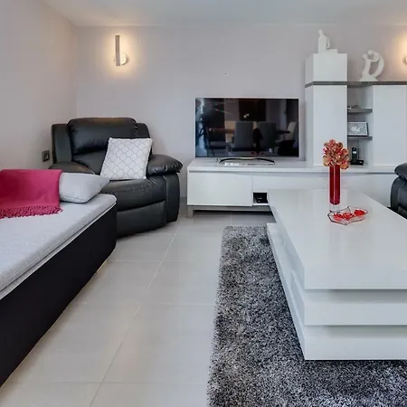 Modern And Spacious Lägenhet Bibinje