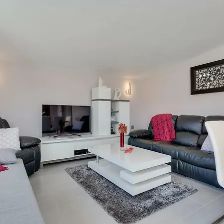 Apartment Modern And Spacious *