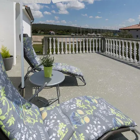 Modern And Spacious Apartment Bibinje