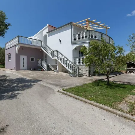 Modern And Spacious Lägenhet *